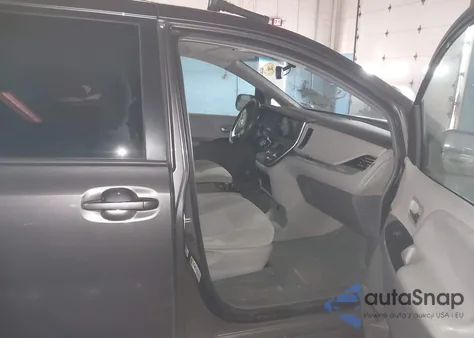 2015 Toyota Sienna Le 7 Passenger z USA, uszkodzony, nr VIN 5TDJK3DC2FS099379